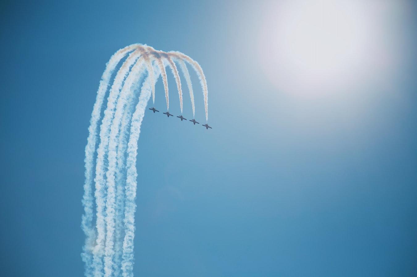 Avions ciel bleu soleil trainée fumée vol aéronautique militaires pilotes commando management teambuilding