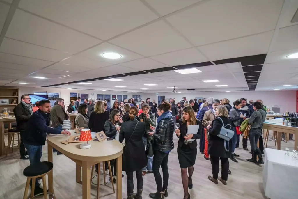 Un espace de conférence accueillant 80 personnes