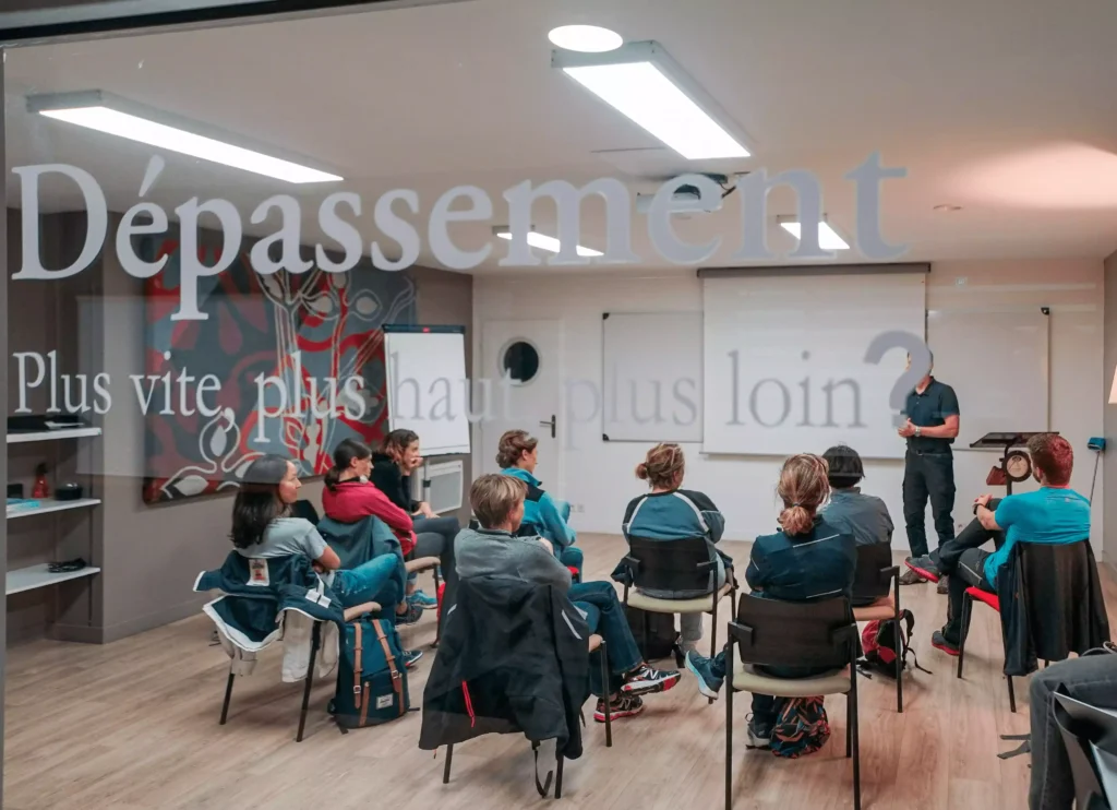 Un expert et partenaire qui intervient lors d'un séminaire entreprise